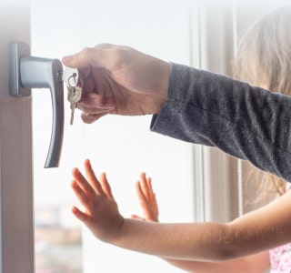 Детский замок на окна: какие существуют виды детских замков? - фото