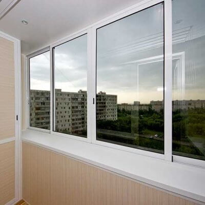 Остекленение балконов пластиковыми окнами REHAU фото